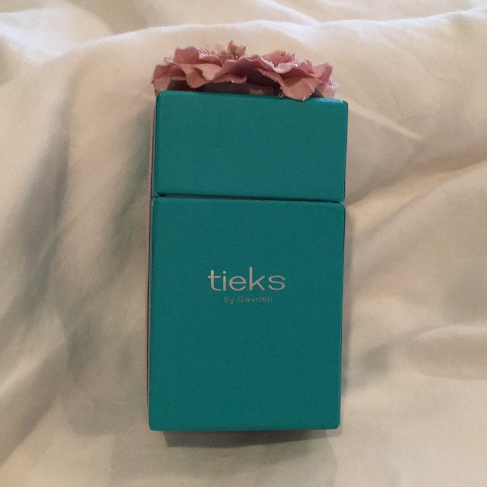 Tiny Tieks box and flower